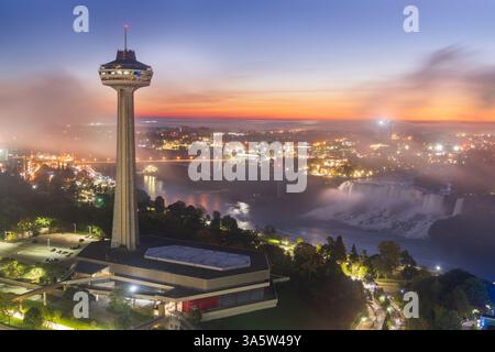 Niagara, Ontario, Kanada mit den Wasserfällen und dem Turm in der Dämmerung. Stockfoto