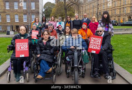 London, Großbritannien. März 2025. Aktivisten und Politiker wie Liz Carr (links) und Tanni Grey-Thompson (2. Rechts) kommen auf College Green zusammen, um zu fordern, dass die Stimmen behinderter Menschen in der Gesetzgebung berücksichtigt werden. Sie sind gegen das Gesetz. Kim Leadbeaters Assisted Dying Bill ist in der letzten Woche seiner Ausschussphase eingetreten und die Lobbyarbeit gegen ihn wird wieder anfangen. Quelle: Karl Black/Alamy Live News Stockfoto