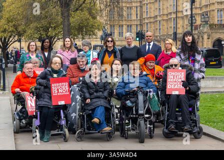 London, Großbritannien. März 2025. Aktivisten und Politiker wie Liz Carr (links) und Tanni Grey-Thompson (2. Rechts) kommen auf College Green zusammen, um zu fordern, dass die Stimmen behinderter Menschen in der Gesetzgebung berücksichtigt werden. Sie sind gegen das Gesetz. Kim Leadbeaters Assisted Dying Bill ist in der letzten Woche seiner Ausschussphase eingetreten und die Lobbyarbeit gegen ihn wird wieder anfangen. Quelle: Karl Black/Alamy Live News Stockfoto