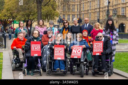 London, Großbritannien. März 2025. Aktivisten und Politiker wie Liz Carr (links) und Tanni Grey-Thompson (2. Rechts) kommen auf College Green zusammen, um zu fordern, dass die Stimmen behinderter Menschen in der Gesetzgebung berücksichtigt werden. Sie sind gegen das Gesetz. Kim Leadbeaters Assisted Dying Bill ist in der letzten Woche seiner Ausschussphase eingetreten und die Lobbyarbeit gegen ihn wird wieder anfangen. Quelle: Karl Black/Alamy Live News Stockfoto