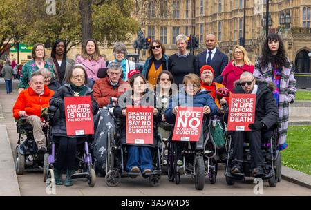 London, Großbritannien. März 2025. Aktivisten und Politiker wie Liz Carr (links) und Tanni Grey-Thompson (2. Rechts) kommen auf College Green zusammen, um zu fordern, dass die Stimmen behinderter Menschen in der Gesetzgebung berücksichtigt werden. Sie sind gegen das Gesetz. Kim Leadbeaters Assisted Dying Bill ist in der letzten Woche seiner Ausschussphase eingetreten und die Lobbyarbeit gegen ihn wird wieder anfangen. Quelle: Karl Black/Alamy Live News Stockfoto