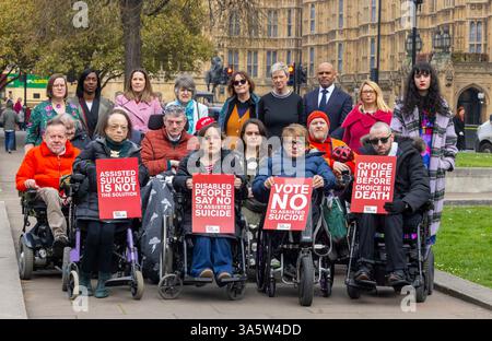 London, Großbritannien. März 2025. Aktivisten und Politiker wie Liz Carr und Tanni Grey-Thompson kommen auf College Green zusammen, um zu fordern, dass die Stimmen behinderter Menschen in der Gesetzgebung berücksichtigt werden. Sie sind gegen das Gesetz. Kim Leadbeaters Assisted Dying Bill ist in der letzten Woche seiner Ausschussphase eingetreten und die Lobbyarbeit gegen ihn wird wieder anfangen. Quelle: Karl Black/Alamy Live News Stockfoto