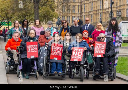 London, Großbritannien. März 2025. Aktivisten und Politiker wie Liz Carr (links) und Tanni Grey-Thompson (2. Rechts) kommen auf College Green zusammen, um zu fordern, dass die Stimmen behinderter Menschen in der Gesetzgebung berücksichtigt werden. Sie sind gegen das Gesetz. Kim Leadbeaters Assisted Dying Bill ist in der letzten Woche seiner Ausschussphase eingetreten und die Lobbyarbeit gegen ihn wird wieder anfangen. Quelle: Karl Black/Alamy Live News Stockfoto