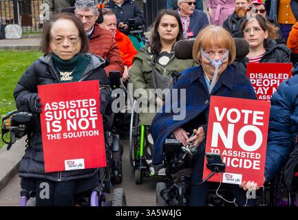 London, Großbritannien. März 2025. Aktivisten und Politiker, darunter Liz Carr (links) und Baroness Campbell (rechts), kommen auf College Green zusammen, um zu fordern, dass die Stimmen behinderter Menschen in der Gesetzgebung berücksichtigt werden. Sie sind gegen das Gesetz. Kim Leadbeaters Assisted Dying Bill ist in der letzten Woche seiner Ausschussphase eingetreten und die Lobbyarbeit gegen ihn wird wieder anfangen. Quelle: Karl Black/Alamy Live News Stockfoto