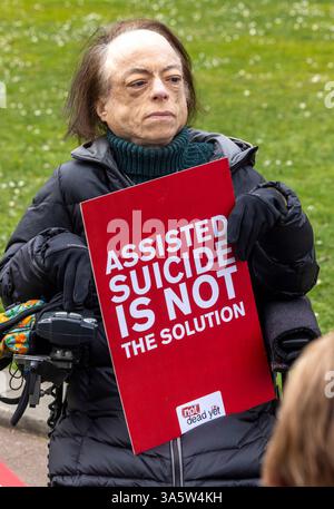 London, Großbritannien. März 2025. Aktivisten und Politiker wie Liz Carr und Tanni Grey-Thompson kommen auf College Green zusammen, um zu fordern, dass die Stimmen behinderter Menschen in der Gesetzgebung berücksichtigt werden. Sie sind gegen das Gesetz. Kim Leadbeaters Assisted Dying Bill ist in der letzten Woche seiner Ausschussphase eingetreten und die Lobbyarbeit gegen ihn wird wieder anfangen. Quelle: Karl Black/Alamy Live News Stockfoto