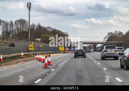 Blick vom Beifahrersitz aus auf die Hinzufügung von Notausfallbereichen, die auf der intelligenten Autobahn M1 benötigt werden, während Sie in Northampto Richtung Süden fahren Stockfoto