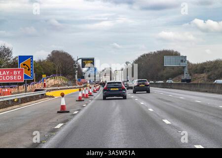 Blick vom Beifahrersitz aus auf die Hinzufügung von Notausfallbereichen, die auf der intelligenten Autobahn M1 benötigt werden, während Sie in Northampto Richtung Süden fahren Stockfoto