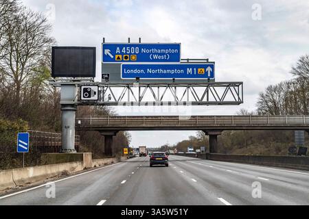 Blick vom Beifahrersitz aus auf die Hinzufügung von Notausfallbereichen, die auf der intelligenten Autobahn M1 benötigt werden, während Sie in Northampto Richtung Süden fahren Stockfoto