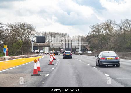 Blick vom Beifahrersitz aus auf die Hinzufügung von Notausfallbereichen, die auf der intelligenten Autobahn M1 benötigt werden, während Sie in Northampto Richtung Süden fahren Stockfoto