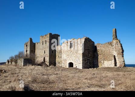 Das Toolse Order Castle ist eine mittelalterliche Burg an der Nordküste Estlands. Alte Festung an der Ostsee im Frühling. Stockfoto