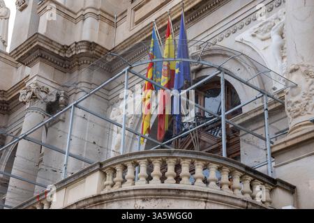 Das Rathaus von Valencia, Spanien, ist ein ikonisches historisches Gebäude an der Plaza del Ayuntamiento, das architektonische Eleganz und kulturelles Erbe zeigt. Stockfoto