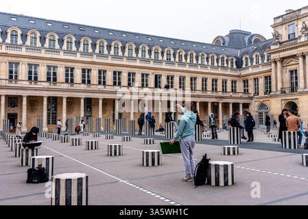 Les Deux Plateaux, auch bekannt als Colonnes de Buren. Es ist eine Kunstinstallation des französischen Künstlers Daniel Buren im 1. Arrondissement von Paris. Stockfoto