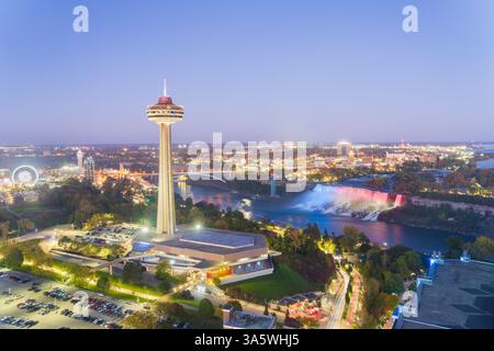 Niagara, Ontario, Kanada mit den Wasserfällen und dem Turm in der Dämmerung. Stockfoto