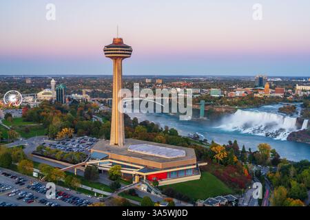 Niagara, Ontario, Kanada mit den Wasserfällen und dem Turm in der Dämmerung. Stockfoto