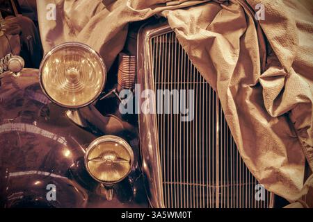 Verwitterter Oldtimer in einer Werkstatt, die auf Restaurierung wartet Stockfoto