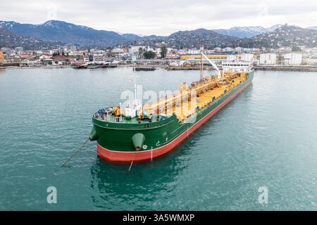 Öltanker an Industriehafen, Seeverkehrslogistik und Energierexportinfrastruktur, weltweiter Schifffahrt und Treibstofftransport, Hafenbau und petrochemische Industrie angedockt. Stockfoto