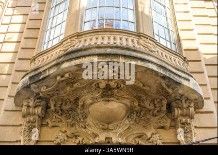 Stützen Sie dekorative Strukturen in einem Fenster, ein Jugendstilmerkmal im Haus von Juan Haro y Conradi (1905). Stockfoto