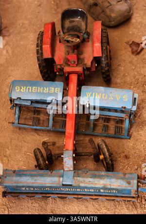 Bauernhof 22.03.2025, Kromsdorf, alte Landmaschinen werden neben dem Schloss auf einem Bauernhof ausgestellt im Bild: Traktor als Spielzeug, Metallbauset, Kinderspielzeug, VEB Landmaschinenbau Barth Saxonia Bernburg *** Bauernhof 22 03 2025, Kromsdorf, alte Landmaschinen werden neben dem Schloss auf einem Bauernhof ausgestellt im Bild Traktor als Spielzeug, Metallbauset, Kinderspielzeug, VEB Landmaschinenbau Barth Saxonia Bernburg Stockfoto