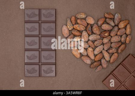 Arten von Schokoladentafeln. Das Herz besteht aus Kakaobohnen. Schokoladenherstellung von Bohnen bis Tassen. Verschiedene Kakaobohnen. Warme Mokka-Mousse. Stockfoto
