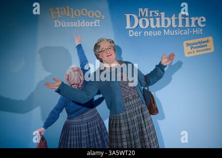 Düsseldorf, Deutschland. März 2025. Vick Gabriel, Darsteller von Mrs. Doubtfire, steht vor einer Fotowand bei einer Pressekonferenz für das Musical Mrs. Doubtfire. Das Stück wird ab dem 6. November 2025 in Düsseldorf aufgeführt. Quelle: Henning Kaiser/dpa/Alamy Live News Stockfoto