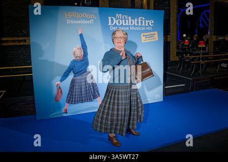 Düsseldorf, Deutschland. März 2025. Vick Gabriel, Darsteller von Mrs. Doubtfire, steht vor einer Fotowand bei einer Pressekonferenz für das Musical Mrs. Doubtfire. Das Stück wird ab dem 6. November 2025 in Düsseldorf aufgeführt. Quelle: Henning Kaiser/dpa/Alamy Live News Stockfoto