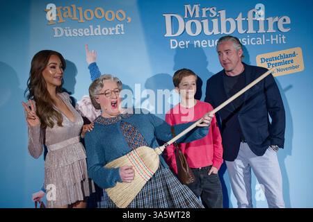 Düsseldorf, Deutschland. März 2025. Verona Pooth (l-r), Moderator, Vick Gabriel, Darsteller von Mrs. Doubtfire, Rocco Pooth und Franjo Pooth stehen vor einer Fotowand bei einer Pressekonferenz zum Musical „Mrs. Doubtfire“. Das Stück wird ab dem 6. November 2025 in Düsseldorf aufgeführt. Quelle: Henning Kaiser/dpa/Alamy Live News Stockfoto