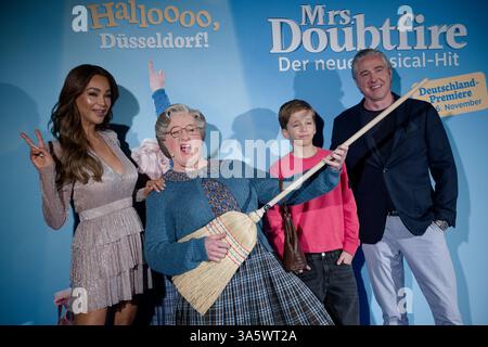 Düsseldorf, Deutschland. März 2025. Verona Pooth (l-r), Moderator, Vick Gabriel, Darsteller von Mrs. Doubtfire, Rocco Pooth und Franjo Pooth stehen vor einer Fotowand bei einer Pressekonferenz zum Musical „Mrs. Doubtfire“. Das Stück wird ab dem 6. November 2025 in Düsseldorf aufgeführt. Quelle: Henning Kaiser/dpa/Alamy Live News Stockfoto