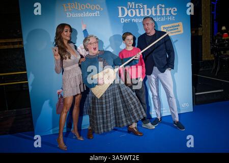 Düsseldorf, Deutschland. März 2025. Verona Pooth (l-r), Moderator, Vick Gabriel, Darsteller von Mrs. Doubtfire, Rocco Pooth und Franjo Pooth stehen vor einer Fotowand bei einer Pressekonferenz zum Musical „Mrs. Doubtfire“. Das Stück wird ab dem 6. November 2025 in Düsseldorf aufgeführt. Quelle: Henning Kaiser/dpa/Alamy Live News Stockfoto