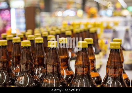 Verschiedene Getränke und Alkohol in Plastikflaschen im Supermarkt Stockfoto