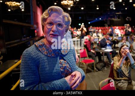 Düsseldorf, Deutschland. März 2025. Vick Gabriel, Darsteller von Mrs. Doubtfire, steht auf der Bühne während einer Pressekonferenz für das Musical Mrs. Doubtfire. Das Stück soll ab dem 6. November 2025 in Düsseldorf aufgeführt werden. Quelle: Henning Kaiser/dpa/Alamy Live News Stockfoto