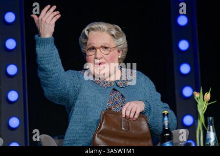 Düsseldorf, Deutschland. März 2025. Vick Gabriel, Darsteller von Mrs. Doubtfire, sitzt auf der Bühne einer Pressekonferenz für das Musical Mrs. Doubtfire. Das Stück soll ab dem 6. November 2025 in Düsseldorf aufgeführt werden. Quelle: Henning Kaiser/dpa/Alamy Live News Stockfoto