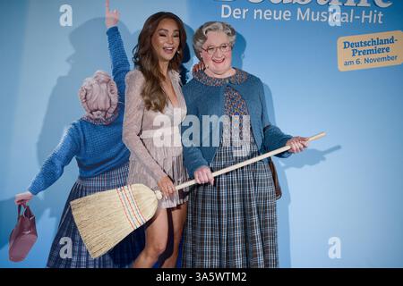 Düsseldorf, Deutschland. März 2025. Verona Pooth (l), Moderatorin, und Vick Gabriel, Schauspieler von Mrs. Doubtfire, stehen bei einer Pressekonferenz für das Musical Mrs. Doubtfire vor einer Fotowand. Das Stück wird ab dem 6. November 2025 in Düsseldorf aufgeführt. Quelle: Henning Kaiser/dpa/Alamy Live News Stockfoto