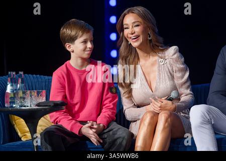 Düsseldorf, Deutschland. März 2025. Verona Pooth (r), Moderatorin, sitzt mit ihrem Sohn Rocco Pooth auf einer Pressekonferenz für das Musical Mrs. Doubtfire. Das Stück wird ab dem 6. November 2025 in Düsseldorf aufgeführt. Quelle: Henning Kaiser/dpa/Alamy Live News Stockfoto