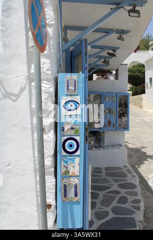 Lefkes, Paros, Griechenland: Souvenirgeschäft in einer engen Gasse im Dorf Lefkes im Landesinneren von Paros. südeuropa. Stockfoto