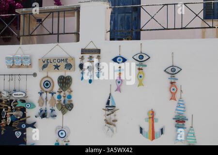 Griechische Souvenirs werden vor einem Souvenirladen in Lefkes, Paros, Griechenland, ausgestellt. südeuropa. Stockfoto