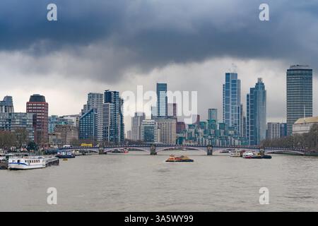 London, Vereinigtes Königreich. Januar 31 2025. Schwere Wolken über einem Panoramablick auf die Stadt London mit Büros und hohen Gebäuden, Büros und Hotels Stockfoto