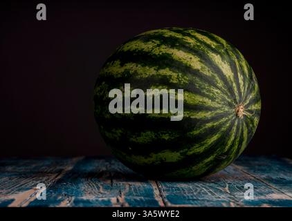 Eine atemberaubende Sonnenblume hebt sich vor einem schwarzen Hintergrund in dieser Studioaufnahme hervor. Die leuchtenden gelben Blütenblätter und die komplizierten Details sorgen für einen auffälligen Kontrast Stockfoto