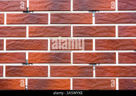 Nahaufnahme einer gemauerten Wandfassade mit roten Ziegeln Stockfoto
