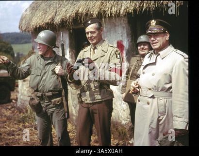 ERNEST BORGNINE (* 24. Januar 1917 bis 8. Juli 2012) war ein US-amerikanischer Schauspieler für Fernsehen und Film, dessen Karriere mehr als sechs Jahrzehnte umspannte. Er war eine unkonventionelle Hauptrolle in vielen Filmen der 1950er Jahre, darunter seine Oscar-Preisträgerin im Film Marty aus dem Jahr 1955. IM BILD: ERNEST BORGNINE, ganz rechts, in einer Publicity für den Film „das schmutzige Dutzend“ von 1967. (Kreditbild: © Entertainment Pictures/ZUMAPRESS.com) Stockfoto