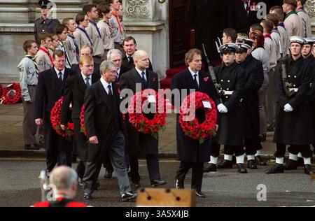 12. NOVEMBER 2000 - LONDON, GROSSBRITANNIEN - Â STEVE FINN ALPHA CN-M042515 12.11.2000.CHARLES KENNEDY, WILLIAM HAGUE UND PREMIERMINISTER TONY BLAIR.-REMEMBLECE SUNDAY. IM CENOTAPH, WHITEHALL, LONDON (Foto: © Globe Photos/ZUMAPRESS.com) Stockfoto