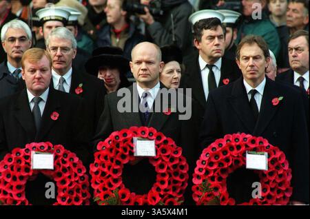 12. NOVEMBER 2000 - LONDON, GROSSBRITANNIEN - Â STEVE FINN ALPHA CN-M042515 12.11.2000.CHARLES KENNEDY, WILLIAM HAGUE & TONY BLAIR (PREMIERMINISTER).-GEDENKSONNTAG. IM CENOTAPH, WHITEHALL, LONDON (Foto: © Globe Photos/ZUMAPRESS.com) Stockfoto