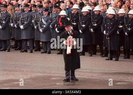 12. November 2000 - London, Großbritannien - Â STEVE FINN ALPHA CN-M042515 12.11.2000..-REMEMBLECE SUNDAY. IM CENOTAPH, WHITEHALL, LONDON (Foto: © Globe Photos/ZUMAPRESS.com) Stockfoto
