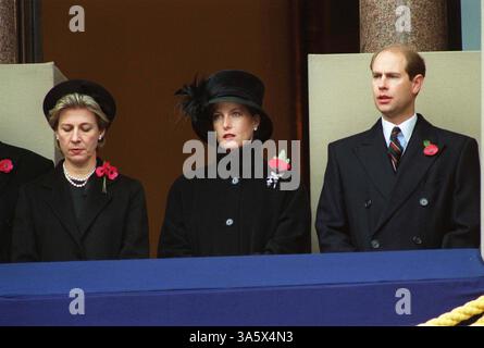 12. NOVEMBER 2000 - LONDON, GROSSBRITANNIEN - Â STEVE FINN ALPHA CN-M042515 12.11.2000.HERZOGIN VON GLOUCESTER MIT EDWARD & SOPHIE (EARL & COUNTESS OF WESSEX).-GEDENKSONNTAG. IM CENOTAPH, WHITEHALL, LONDON (Foto: © Globe Photos/ZUMAPRESS.com) Stockfoto
