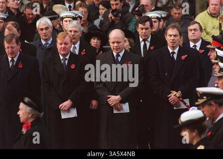 12. NOVEMBER 2000 - LONDON, GROSSBRITANNIEN - Â STEVE FINN ALPHA CN-M042515 12.11.2000.CHARLES KENNEDY, WILLIAM HAGUE UND PREMIERMINISTER TONY BLAIR.-REMEMBLECE SUNDAY. IM CENOTAPH, WHITEHALL, LONDON (Foto: © Globe Photos/ZUMAPRESS.com) Stockfoto