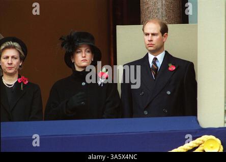 12. NOVEMBER 2000 - LONDON, GROSSBRITANNIEN - Â STEVE FINN ALPHA CN-M042515 12.11.2000.HERZOGIN VON GLOUCESTER MIT EDWARD & SOPHIE (EARL & COUNTESS OF WESSEX).-GEDENKSONNTAG. IM CENOTAPH, WHITEHALL, LONDON (Foto: © Globe Photos/ZUMAPRESS.com) Stockfoto