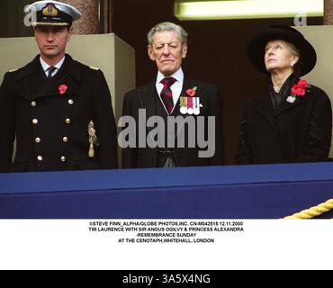 12. NOVEMBER 2000 - LONDON, GROSSBRITANNIEN - Â STEVE FINN ALPHA/ CN-M042515 12.11.2000.TIM LAURENCE MIT SIR ANGUS OGILVY & PRINZESSIN ALEXANDRA.-REMEMBLECE SONNTAG. IM CENOTAPH, WHITEHALL, LONDON (Foto: © Globe Photos/ZUMAPRESS.com) Stockfoto