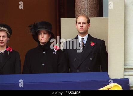 12. NOVEMBER 2000 - LONDON, GROSSBRITANNIEN - Â STEVE FINN ALPHA CN-M042515 12.11.2000.HERZOGIN VON GLOUCESTER MIT EDWARD & SOPHIE (EARL & COUNTESS OF WESSEX).-GEDENKSONNTAG. IM CENOTAPH, WHITEHALL, LONDON (Foto: © Globe Photos/ZUMAPRESS.com) Stockfoto