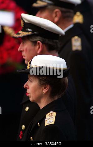 12. NOVEMBER 2000 - LONDON, GROSSBRITANNIEN - Â STEVE FINN ALPHA CN-M042515 12.11.2000.PRINZ CHARLES & PRINZESSIN ANNE.-REMEMBLECE SUNDAY. IM CENOTAPH, WHITEHALL, LONDON (Foto: © Globe Photos/ZUMAPRESS.com) Stockfoto