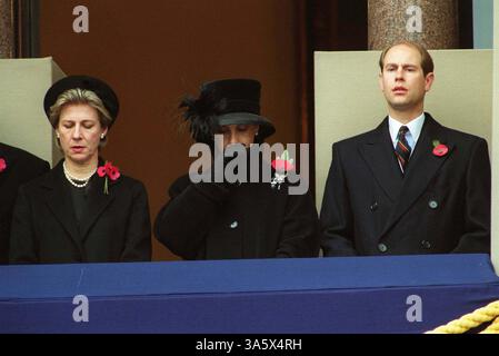 12. NOVEMBER 2000 - LONDON, GROSSBRITANNIEN - Â STEVE FINN ALPHA CN-M042515 12.11.2000.HERZOGIN VON GLOUCESTER MIT EDWARD & SOPHIE (EARL & COUNTESS OF WESSEX).-GEDENKSONNTAG. IM CENOTAPH, WHITEHALL, LONDON (Foto: © Globe Photos/ZUMAPRESS.com) Stockfoto