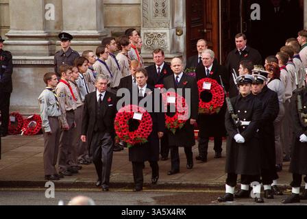 NOVEMBER 2000 - LONDON, GROSSBRITANNIEN - Â STEVE FINN ALPHA CN-M042515 12.11.2000.TONY BLAIR (PREMIERMINISTER) & WILLIAM HAGUE.-REMEMBLECE SUNDAY. IM CENOTAPH, WHITEHALL, LONDON (Foto: © Globe Photos/ZUMAPRESS.com) Stockfoto